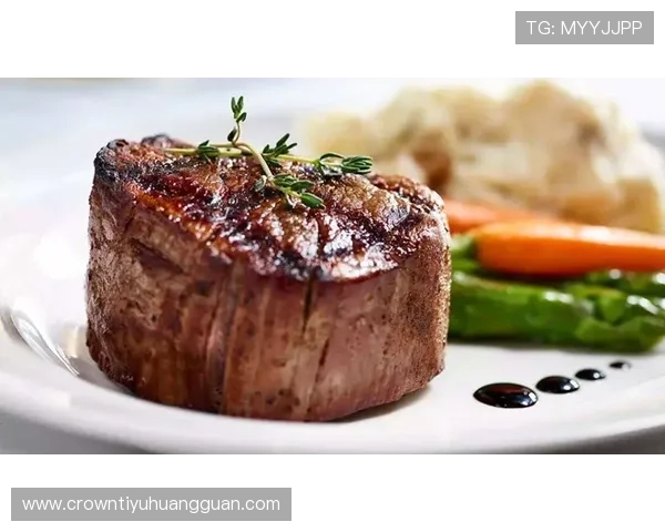 乔恩·琼斯家冰箱里塞满牛排，训练完直接啃一整块